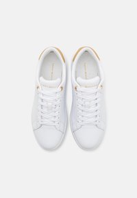 Tommy Hilfiger CHIC PANEL COURT  - Sportbačiai - white