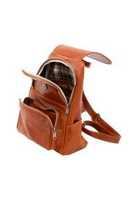 Sac à dos en cuir marron avec plusieurs poches zippées, doublure intérieure à carreaux, bretelles réglables et texture lisse. Design durable et fonctionnel.