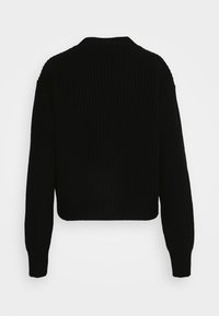 Černý krátký svetr s žebrovanou texturou, dlouhými rukávy a šálovým límcem. Design je jednobarevn�ý bez vzorů či doplňků.