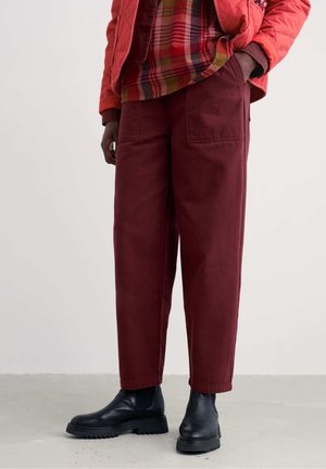 SHOLL - Nadrágok - red - oakwood