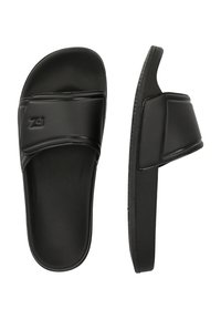 Ett par svarta slip-on slide-sandaler med texturerad fotbädd och justerbar rem med präglad "FZ"-logotyp.