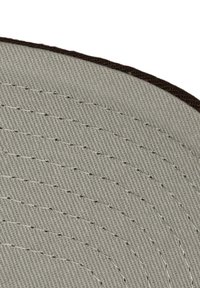 Tissu gris avec des motifs de couture circulaires et un bord marron. La texture semble lisse avec un léger éclat. Artisanat de haute qualité visible.