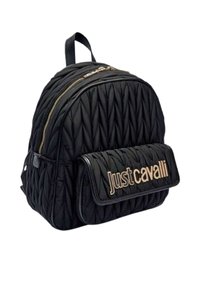 Zaino trapuntato nero con hardware dorato, dotato di tasca anteriore con patta impressa con "Just Cavalli" e manico superiore per il trasporto.