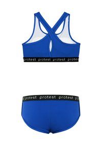 Plavi atletski top s križanim leđima i crnim remenom s logotipom 'protest', u kombinaciji s odgovarajućim plavim kratkim hlačama sličnog remena.
