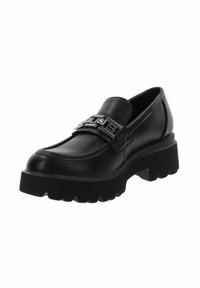 Mocasines de cuero negro con una suela gruesa y texturizada. Presentan una hebilla metálica decorativa en la parte superior y un diseño de punta redondeada suave.