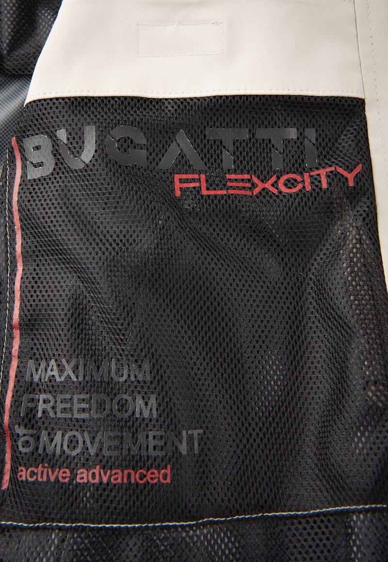 Zone en maille noire avec "BUGATTI FLEXCITY" en texte gris et rouge, ainsi que "MAXIMUM DE LIBERTÉ DE MOUVEMENT" et "actif avancé" en noir.