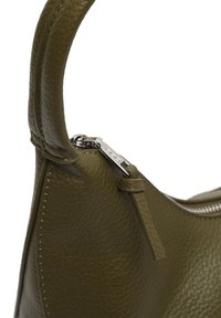 Olive roheline nahast käekott tekstureeritud pinnaga, millel on hõbedane lukk ja rihma detail, näidates sujuvat, kõverat kuju.