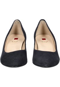 Námořnické modré semišové lodičky s kulatou špičkou a hladkým povrchem. Uvnitř se nachází značka v světlé barvě. Minimalistický design, bez ozdob.