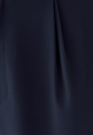 Mornarsko modro blago s smooth teksturo in nežnim sijajem. Ima drapirano zasnovo z mehkimi naborki, ki dajejo strukturiran videz.