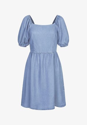 Svetle modré deninové šaty s čtvercovým výstřihem, nafouklými krátkými rukávy, nařaseným pasem a rozšířenou sukní, s jemnou strukturou.