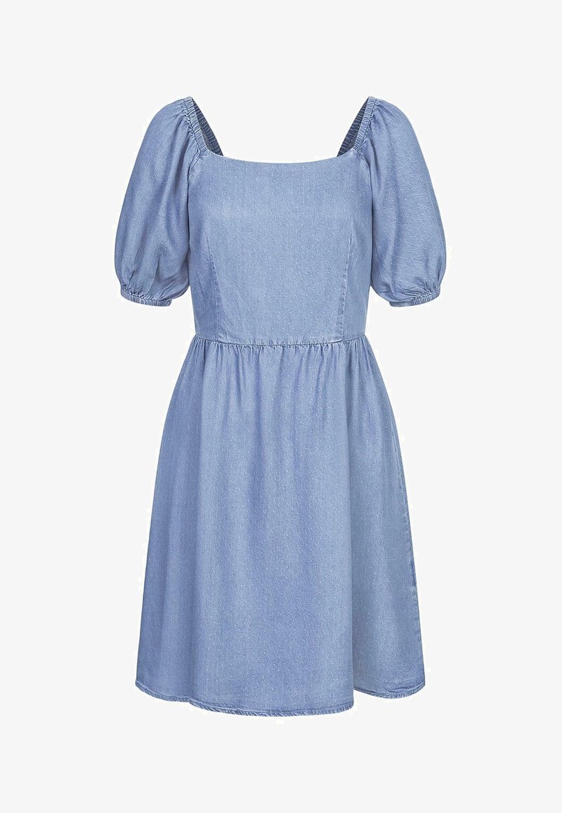 Világoskék farmerruha négyzet alakú nyakkivágással, puffos rövid ujjak, ráncolt derék és bővülő szoknya jellemzi, finom textúrával.