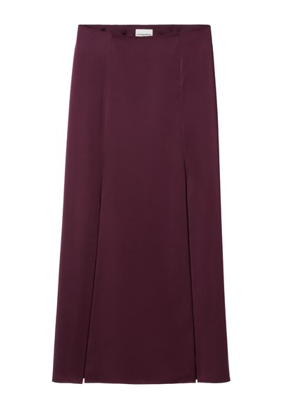 Gonna bordeaux con una texture liscia, caratterizzata da vita alta, due spacchi laterali e una silhouette dritta. Realizzata in tessuto leggero.