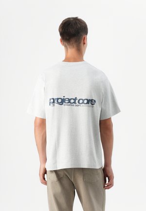 JCOUNION BACK PRINT TEE CREW - Print T-shirt - white melange