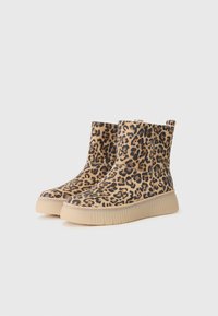 Ankle Boots im Leopardenmuster aus Stoff, mit einer strukturierten Oberseite, hellfarbener Gummisohle und Zuglaschen an jeder Seite.
