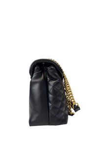 Borsa a tracolla in pelle nera con texture trapuntata, tracolla in catena dorata e chiusura con zip. Design compatto con una finitura liscia.