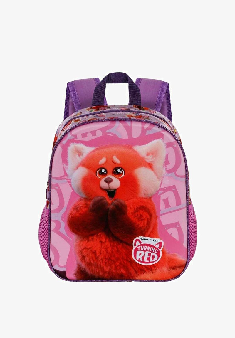 Sac à dos pour enfants rose avec un personnage en peluche de panda roux, texture douce, bretelles violettes et fermeture éclair pailletée. Logo "Turning Red" bien en vue.