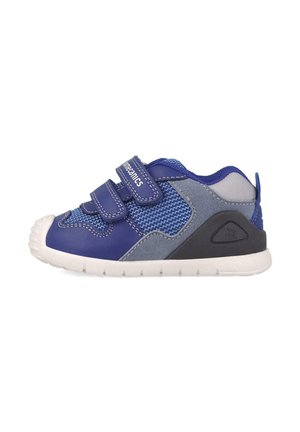 Zapatillas azules con parte superior de malla y sintético, que cuentan con dos correas de Velcro, suela de goma blanca y acentos en gris y negro contrastantes.