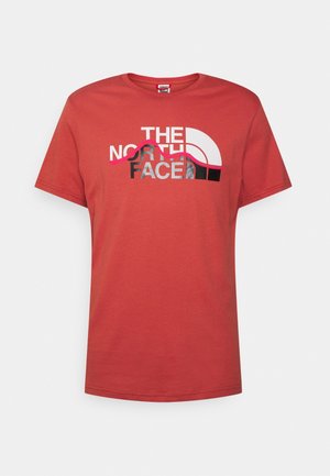 Rotes Kurzarm-T-Shirt mit "THE NORTH FACE"-Logo und einer stilisierten Berggrafik in Weiß, Schwarz und Pink in der vorderen Mitte.