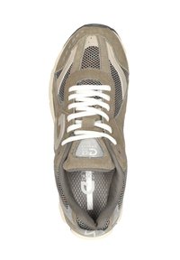 Sneaker met een bovenwerk van bruin suede, gaaspanelen, witte veters en een grijze inlegzool. Beschikt over een gestructureerde tan rubberen zool en merknaam op de tong.