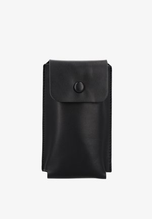 Czarna skórzana torba na telefon z zapięciem na napę, charakteryzująca się gładką teksturą i minimalistycznym designem, starannie złożona z zaokrąglonymi krawędziami.