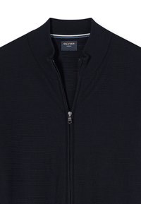 Schwarzer Reißverschluss-Pullover mit geripptem Kragen und einem kleinen Markenetikett mit der Aufschrift „OLYMP CASUAL“ im Nacken.