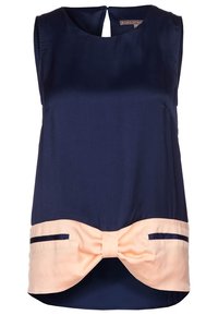 Marineblaues ärmelloses Top mit rundem Ausschnitt, verziert mit einer hellen Pfirsichfarbene Schleife in der Taille und zwei Akzenttaschen, aus glattem Stoff gefertigt.