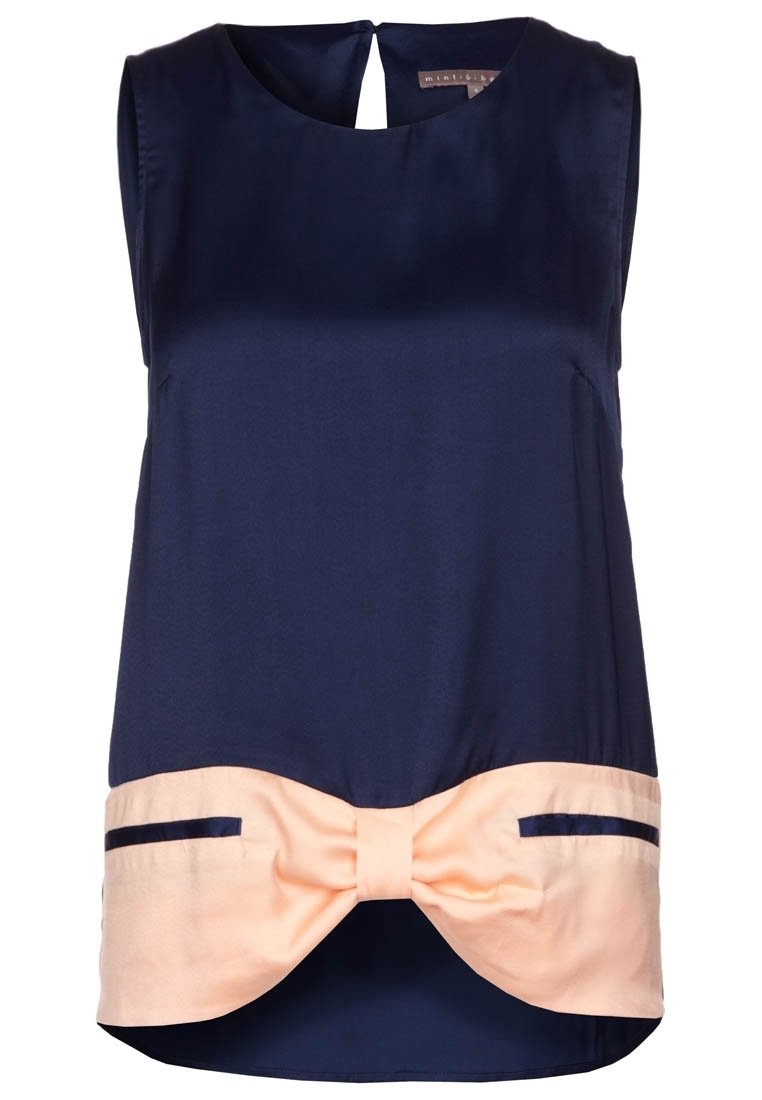 Marineblaues ärmelloses Top mit rundem Ausschnitt, verziert mit einer hellen Pfirsichfarbene Schleife in der Taille und zwei Akzenttaschen, aus glattem Stoff gefertigt.