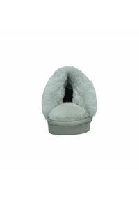 Nep-bonten slippers met een zachte grijze buitenkant en een pluche binnenkant, met een instapontwerp en een lichte curve aan de achterkant voor extra comfort.