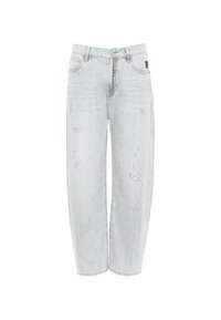 Jean en denim à jambe large, délavé clair avec légère usure, poches avant, passants de ceinture et fermeture par bouton.