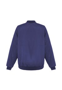 Giacca bomber blu navy realizzata in materiale leggero, con colletto e polsini a costine, caratterizzata da una texture semplice e liscia senza decorazioni.