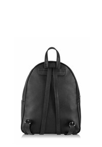 Czarna skórzana torba na plecy o zaokrąglonym kształcie, z dwoma ramionami, uchwytem u góry i kieszeniami bocznymi. Gładka tekstura, minimalna ilość metalowych elementów.