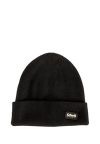 Beanie nero in maglia con risvolto. Presenta una texture a coste e una patch rettangolare con scritte bianche sul lato.