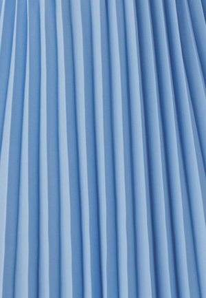 Lichtblauwe stof met verticale plooien die gelijkmatig verdeelde plooien en schaduwen creëren.