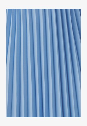 Lichtblauwe stof met verticale plooien die gelijkmatig verdeelde plooien en schaduwen creëren.