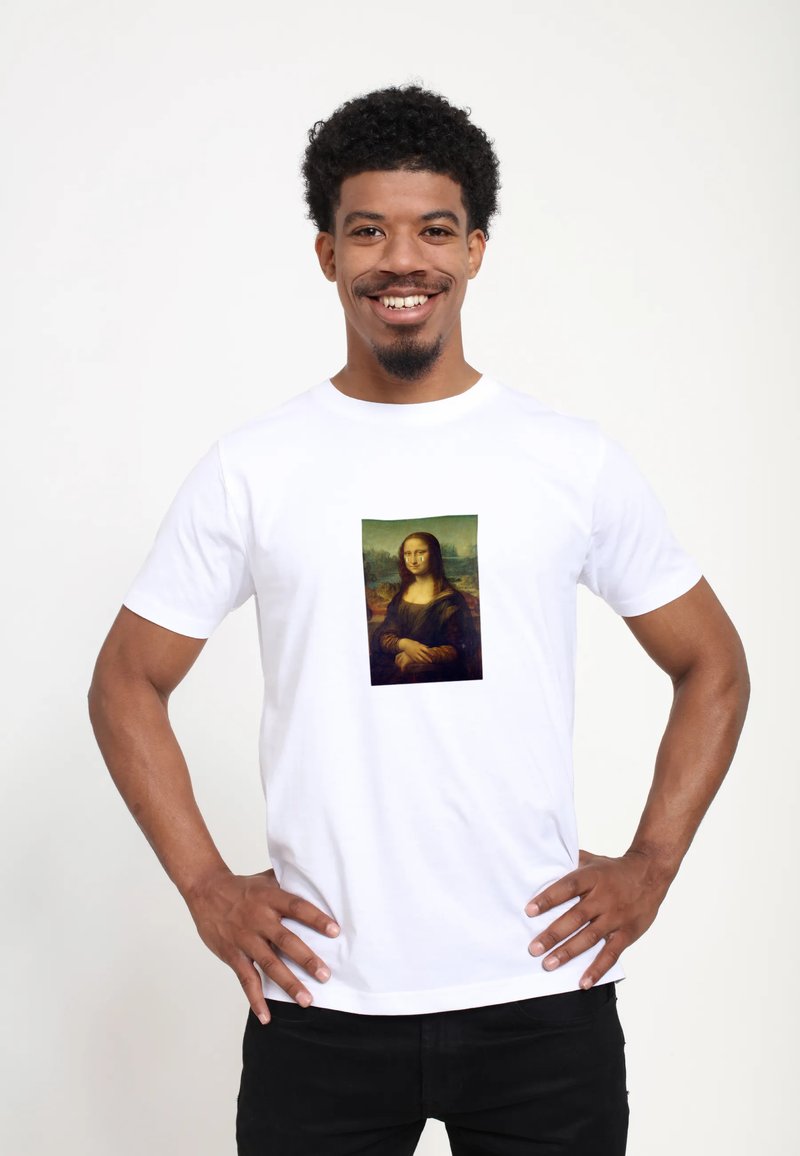 Hvid bomulds T-shirt med et rektangulært trykt billede af Mona Lisa. Enkel design med korte ærmer og klassisk rund halsudskæring.