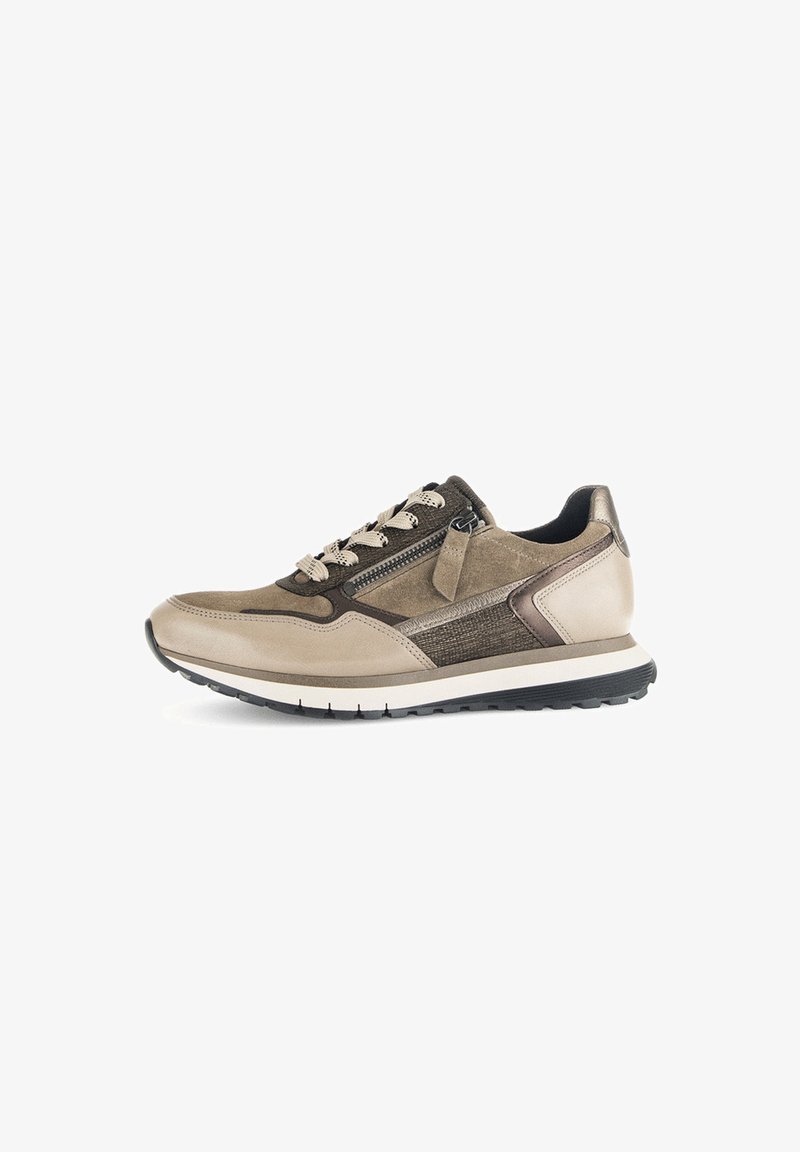 Beige und braune Sneakers mit Schnürsenkeln und seitlichem Reißverschluss, gepolsterter Sohle und Materialien aus Mischleder und Wildleder, im Seitenprofil dargestellt.