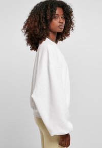 Urban Classics OVERSIZED TRIANGLE CREW NECK - Melegítőfelső - white