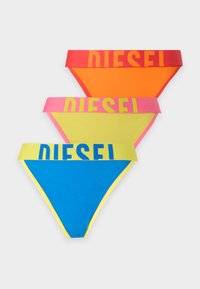 Trois culottes de bikini colorées empilées, avec de larges ceintures de marque portant le texte "DIESEL" en couleurs contrastées.