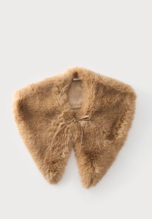 Blødt brunt faux fur sjal med frontlås, vist fladt på en lys baggrund.