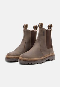 Braune Leder-Chelsea-Stiefel mit elastischen Seitenpaneelen, kontrastierender Textur, genähten Details und markierten Zuglaschen am Knöchel. Gummisohle.