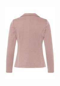 Chaqueta rosa a medida con cuello, mangas largas, forma entallada y tejido texturizado. Diseño sencillo sin detalles ni accesorios visibles.