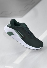 Sort og mørkegrøn Nike løbesko med hvid sål, mesh-overdel og snørebåndsdesign, udstillet på en grå overflade.