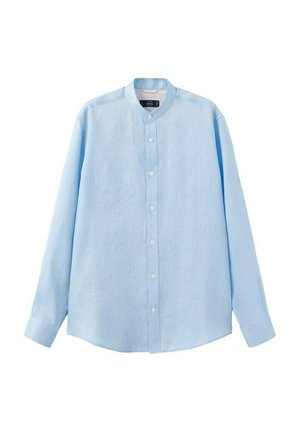 Camisa de manga larga azul claro con cuello mandarín y botones blancos en la parte delantera, mostrada sobre un fondo blanco.