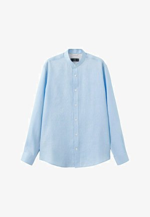 Camisa de manga larga azul claro con cuello mandarín y botones blancos en la parte delantera, mostrada sobre un fondo blanco.