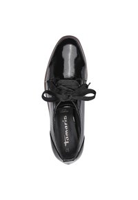 Zwarte patenten leren schoen met een ronde neus, voorzien van zwarte veters en een tankleurige zool. Mernaam "Tamaris" zichtbaar op de binnenzool. Maat 37.