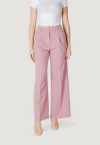 Pantaloni palazzo rosa chiaro con pieghe, realizzati in un tessuto morbido. Presentano una chiusura con bottone e una vestibilità classica.