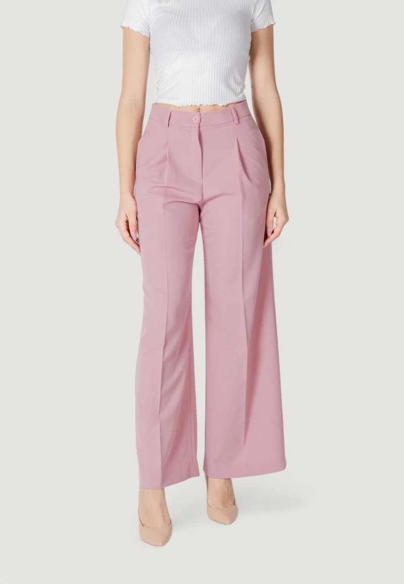 Pantaloni palazzo rosa chiaro con pieghe, realizzati in un tessuto morbido. Presentano una chiusura con bottone e una vestibilità classica.