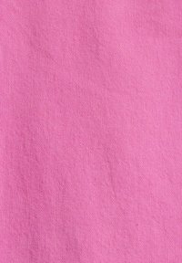 Tessuto di cotone in un colore rosa vivo e solido, con una texture liscia e uniforme e una leggera lucentezza, adatto a varie applicazioni tessili.