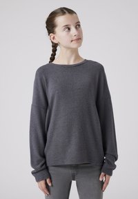 Harmaa pitkähihaisen collegepaita rentolla istuvuudella, pyöreällä pääntiellä ja hieman lasketuilla hartioilla. Pehmeä materiaali ja hillitty kuviointi.