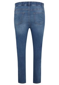 Jeans en denim bleu offrant une coupe ajustée, une taille élastique et des poches arrière standard. Texture lisse avec une finition à lavis moyen.
